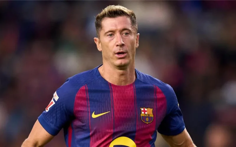 ليفاندوفسكي يتجه نحو وجهة مفاجئة خارج الدوري الإسباني بعد 2025